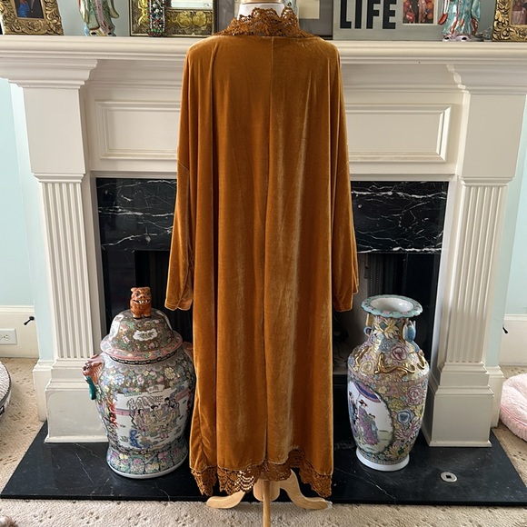 Glorious gold velvet “Rusty Dusty” kimono w/ lace trim. Worn once - Picture 4 of 7